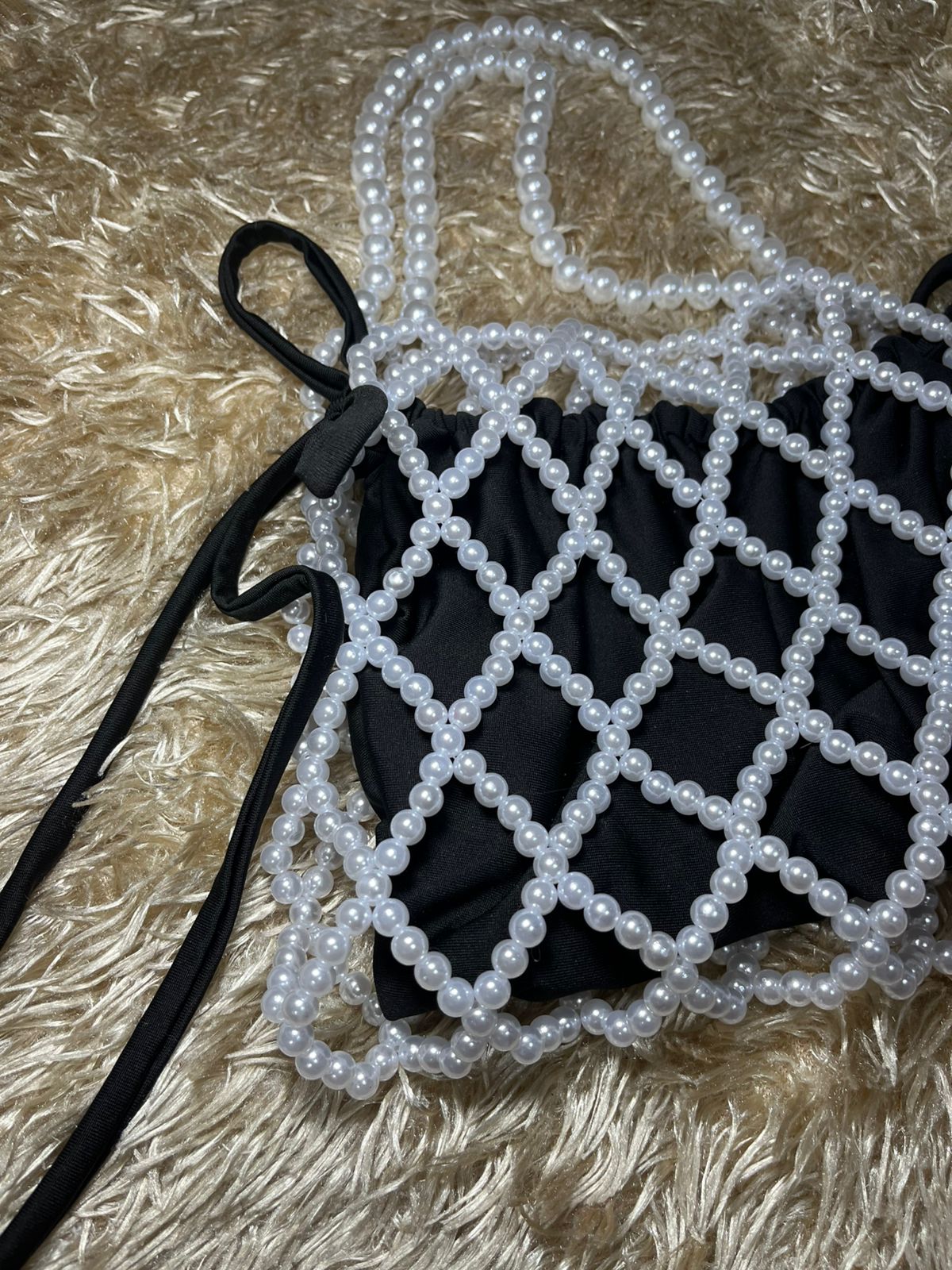 Bolso de perlas blanco y negro